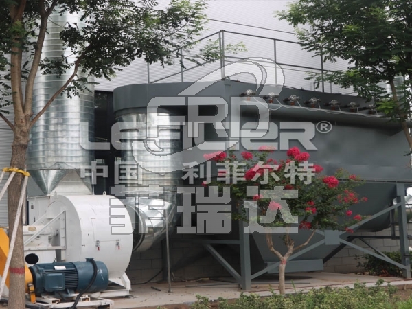 化工廠車(chē)間袋式除塵器